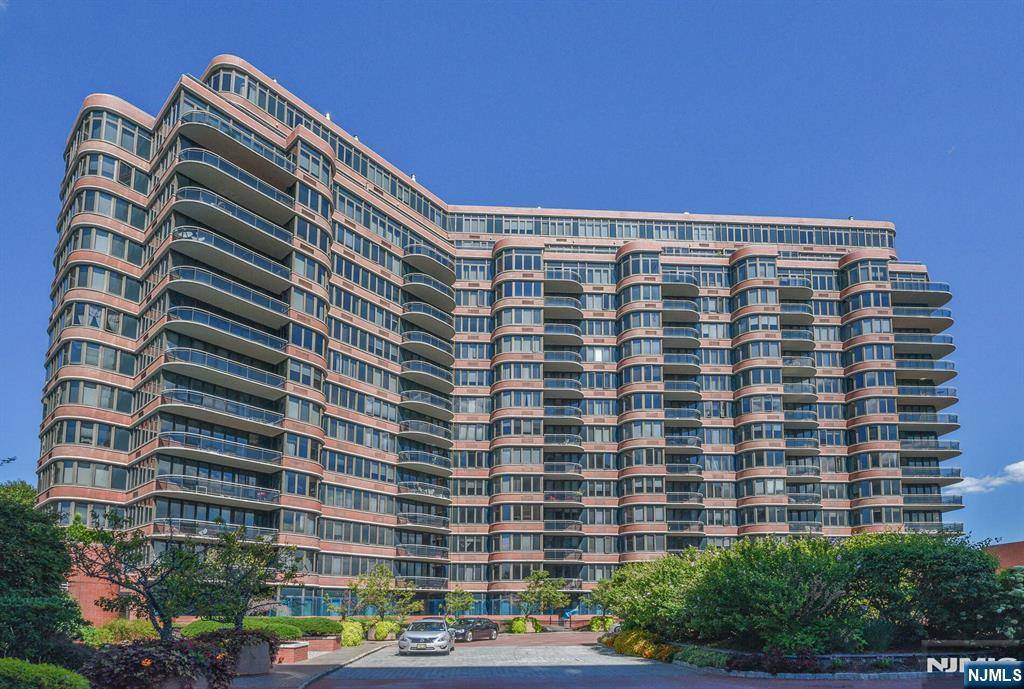Cliffside Park, NJ 07010,100 Carlyle DR #6LN