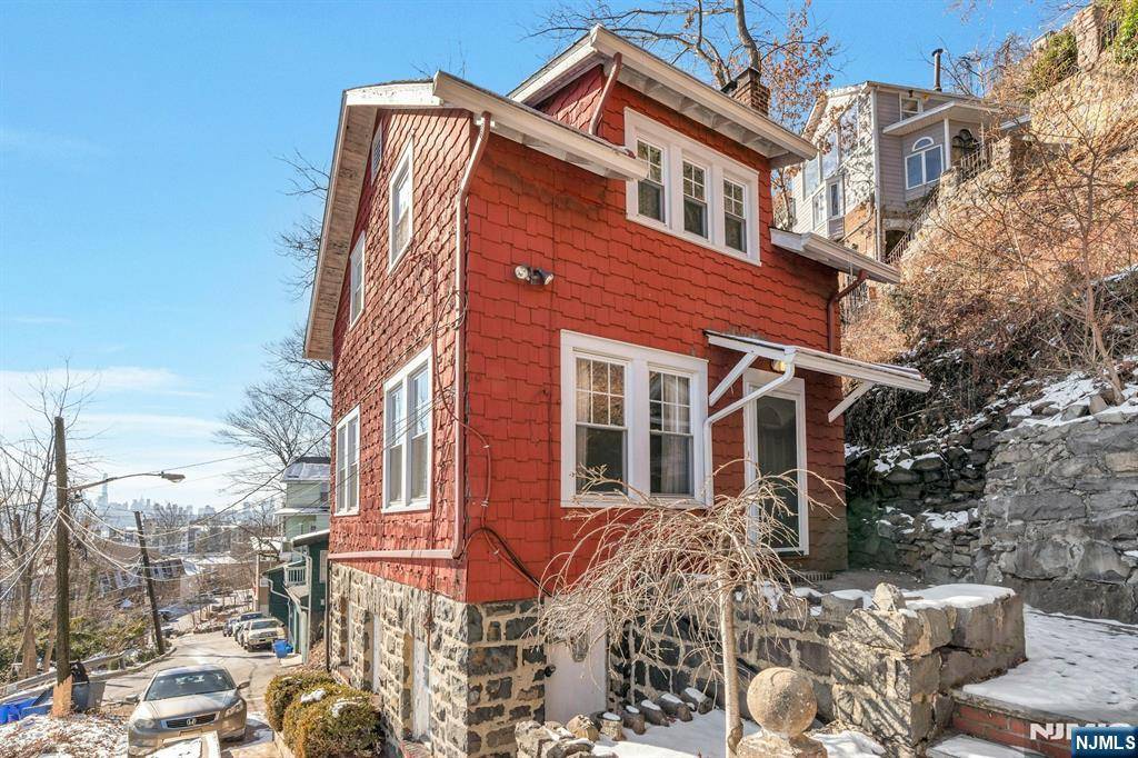 Edgewater, NJ 07020,9 Old Wood RD
