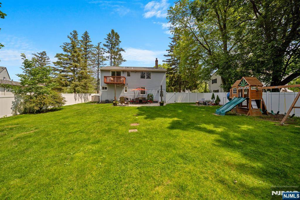 Oakland, NJ 07436,9 Wellesley DR