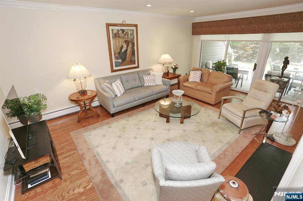 Wyckoff, NJ 07481,195 Brewster RD #195