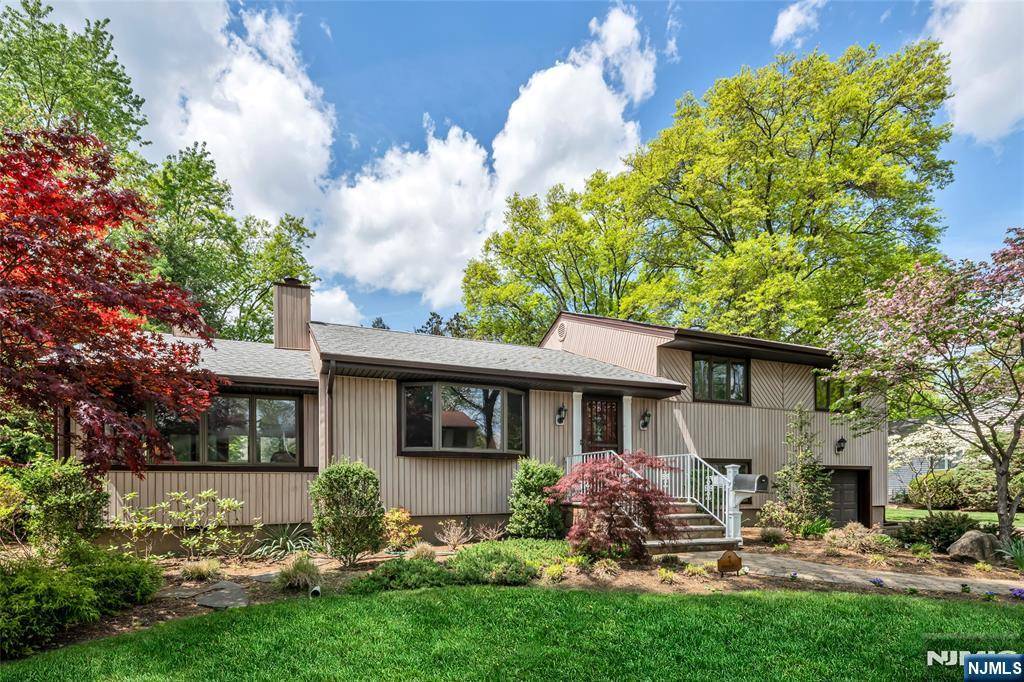 Ho-ho-kus, NJ 07423,7 Chestnut PL