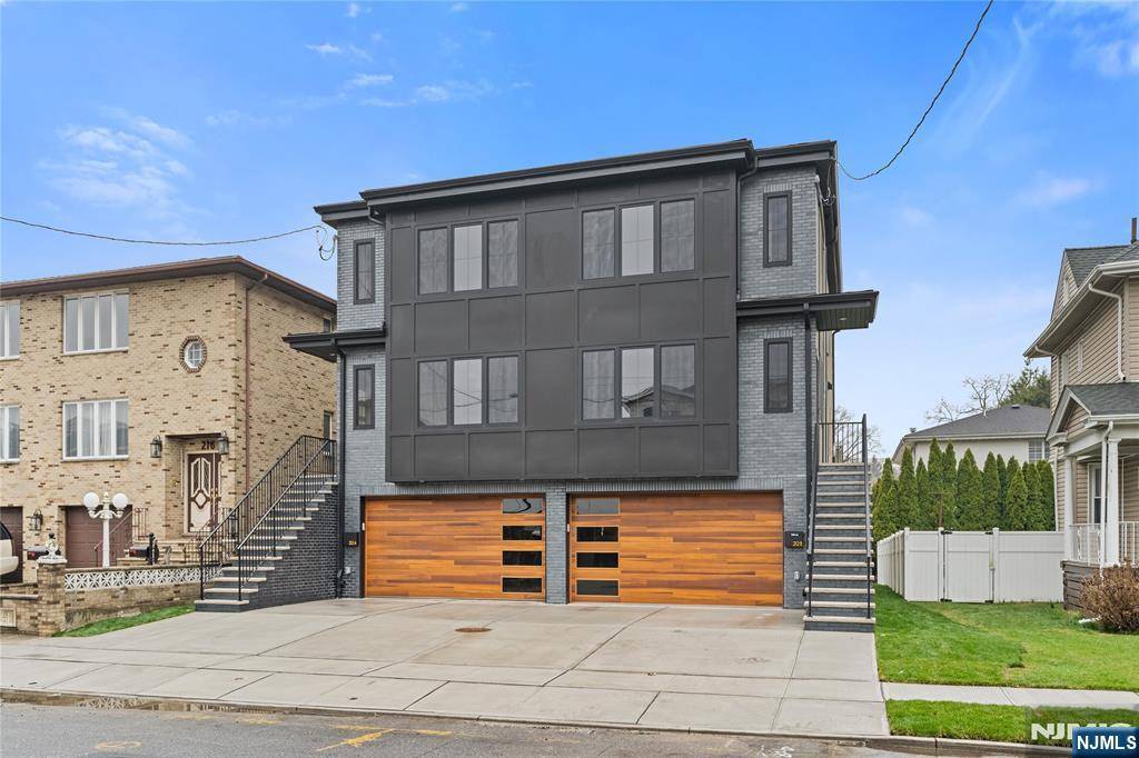 Palisades Park, NJ 07650,212 E Harriet AVE #A