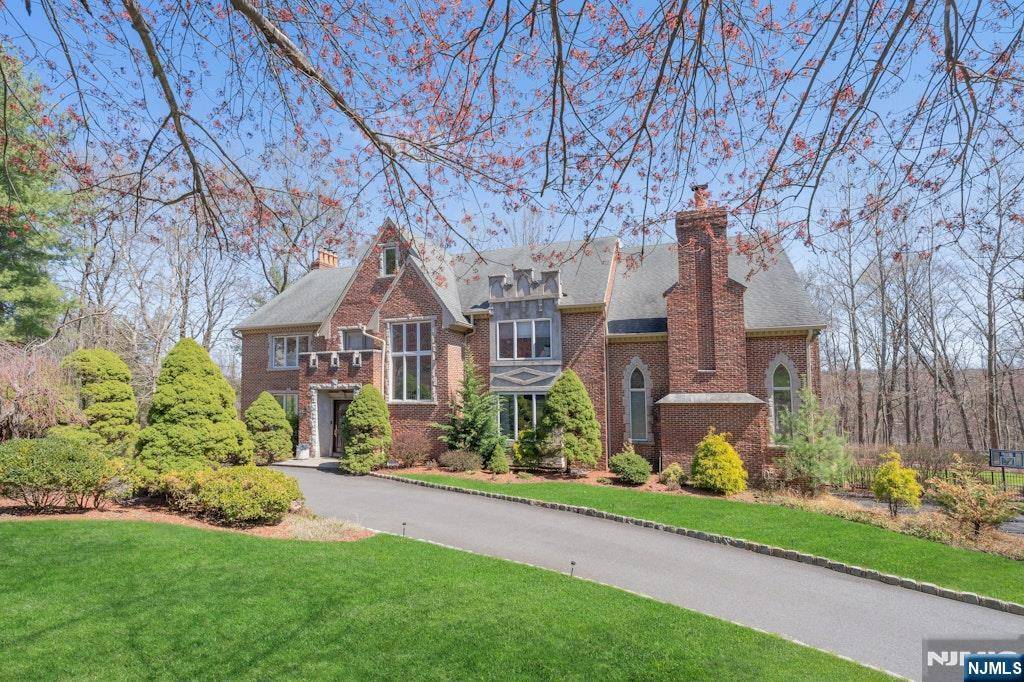 Upper Saddle River, NJ 07458,14 Forest Ridge RD