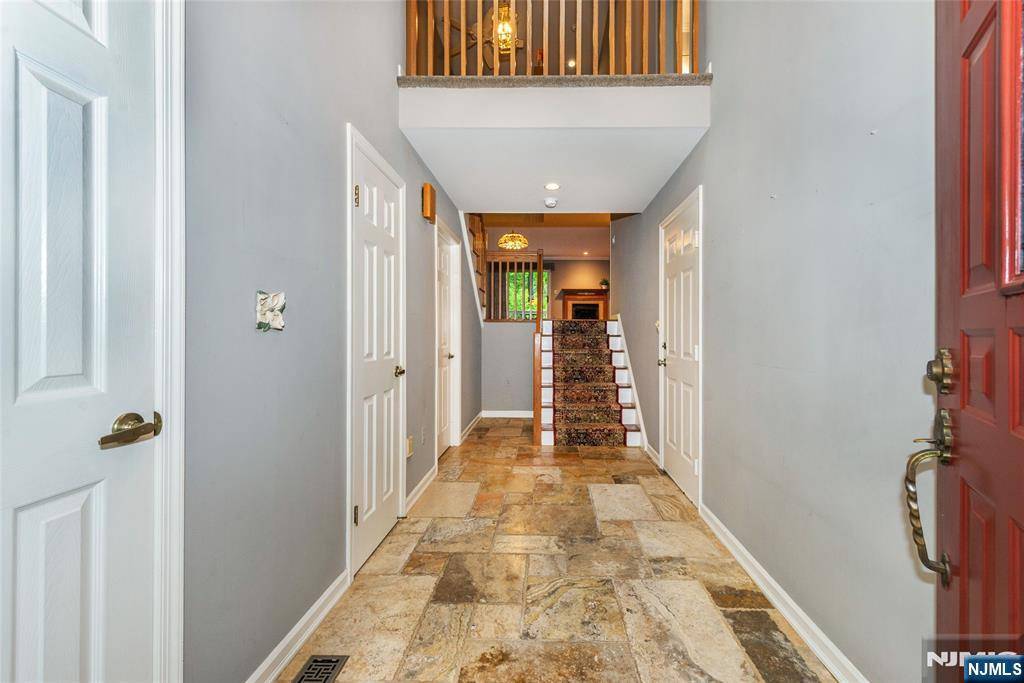 Mahwah, NJ 07430,303 Vista View DR