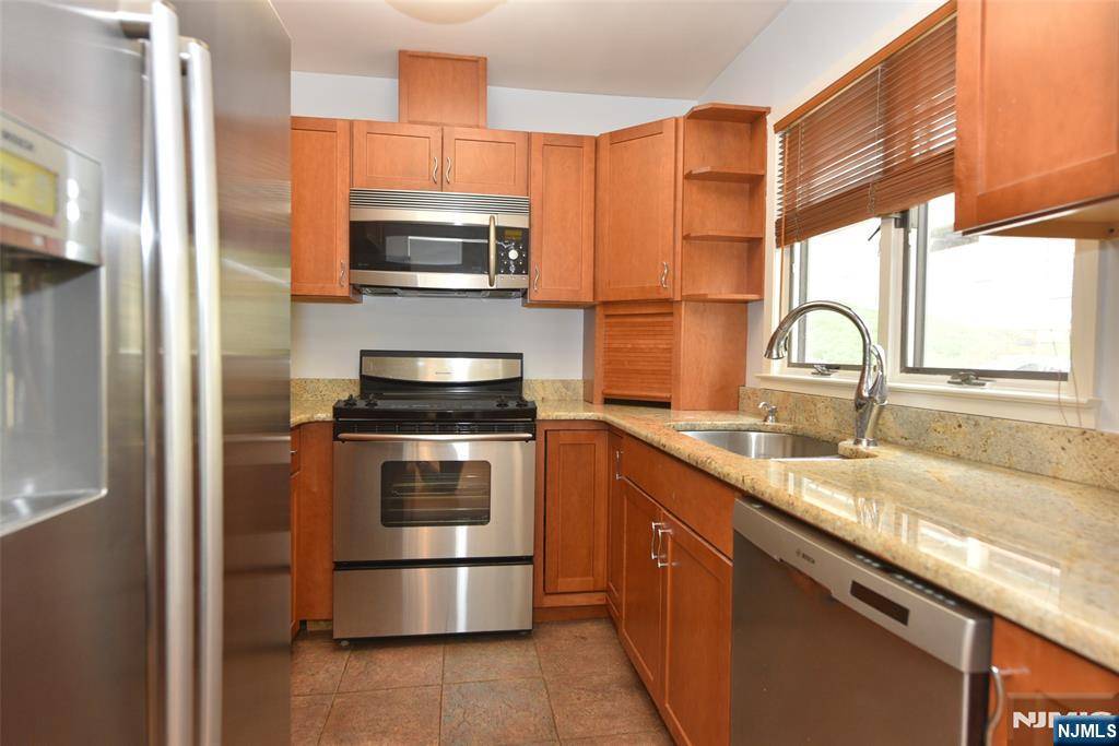 Edgewater, NJ 07020,8 Massa LN