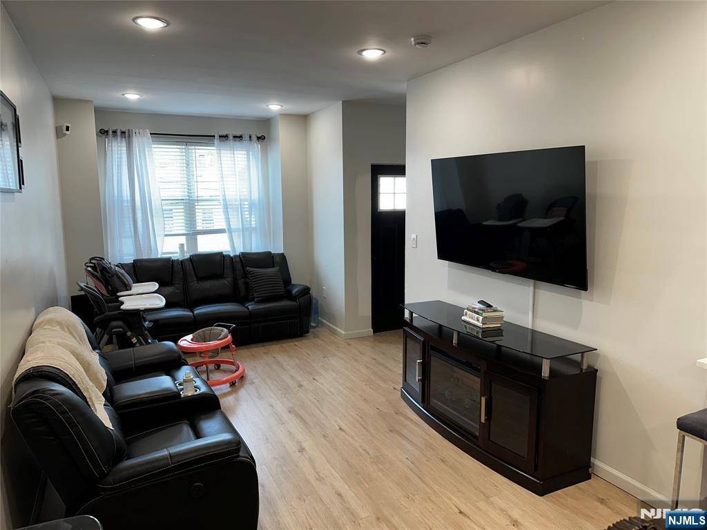 Paterson, NJ 07522,86 7th ST