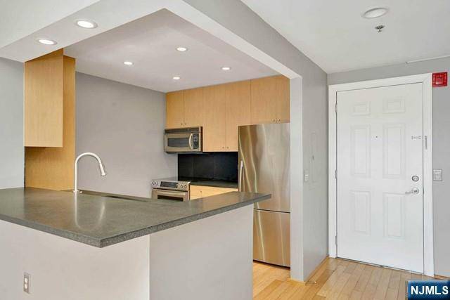 Edgewater, NJ 07020,3115 City PL
