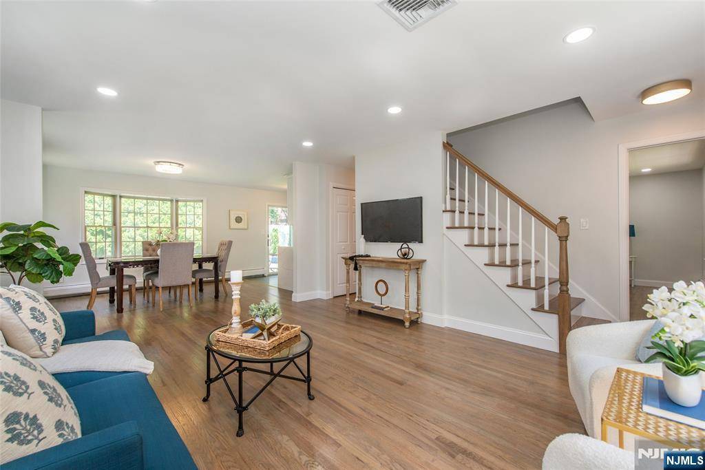 Oradell, NJ 07649,434 Argyle ST