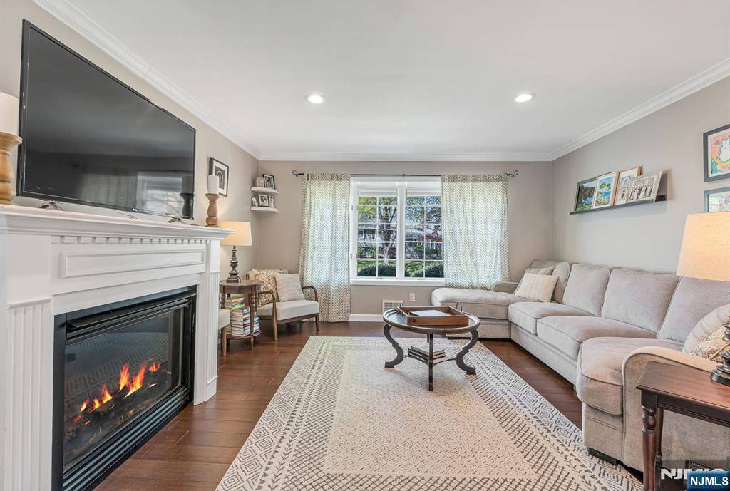 Morris Plains Borough, NJ 07950,6 Briarcliff RD