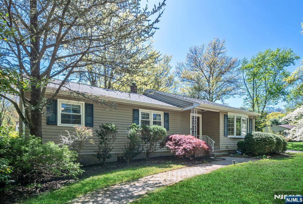 Morris Plains Borough, NJ 07950,6 Briarcliff RD
