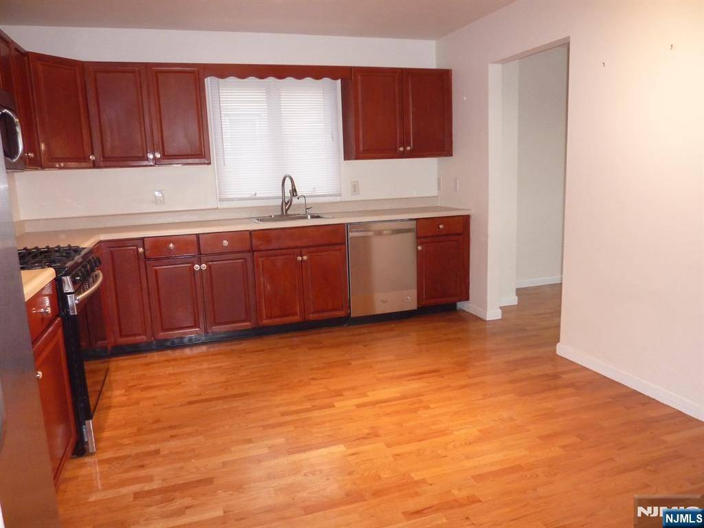 Palisades Park, NJ 07650,237 E Homestead AVE