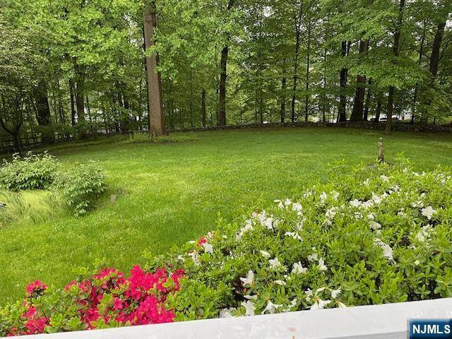 Upper Saddle River, NJ 07458,16 Knollwood RD