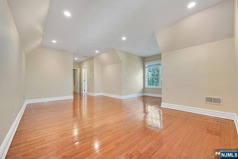 Montvale, NJ 07645,45 Boxwood LN