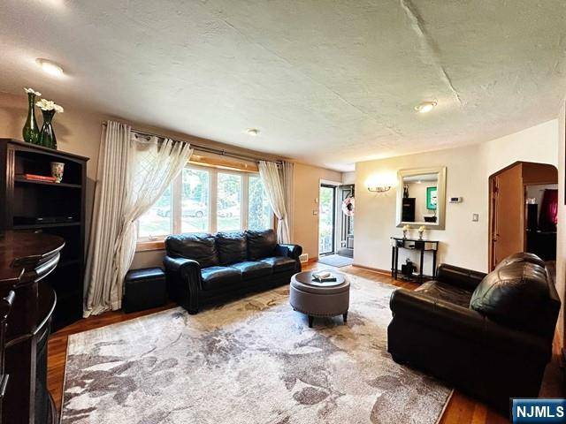 Paramus, NJ 07652,321 Maplewood DR