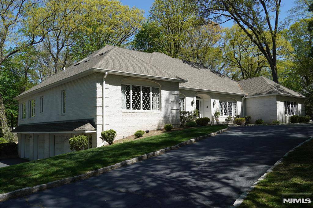 Franklin Lakes, NJ 07417,880 Hilltop TER