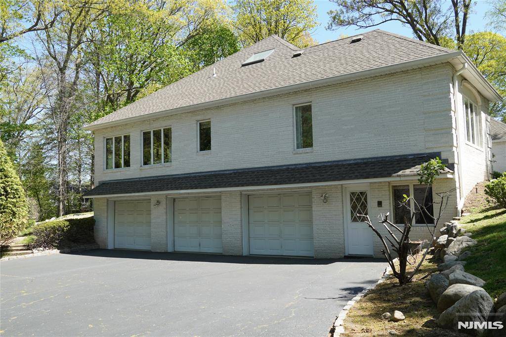 Franklin Lakes, NJ 07417,880 Hilltop TER