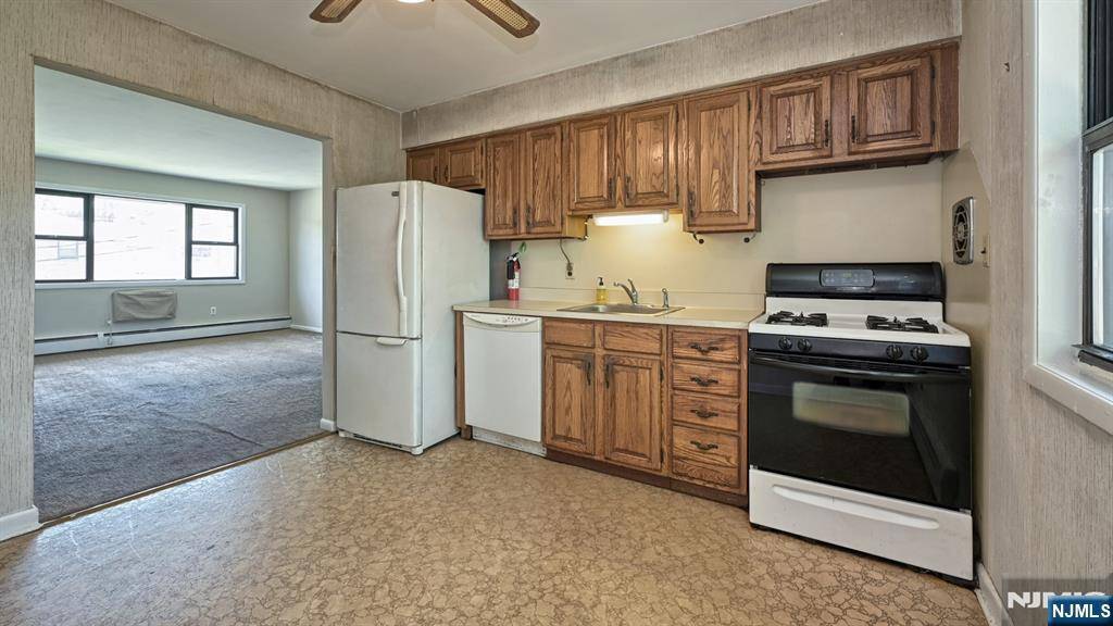 Little Falls, NJ 07424,8 Colonial DR #C