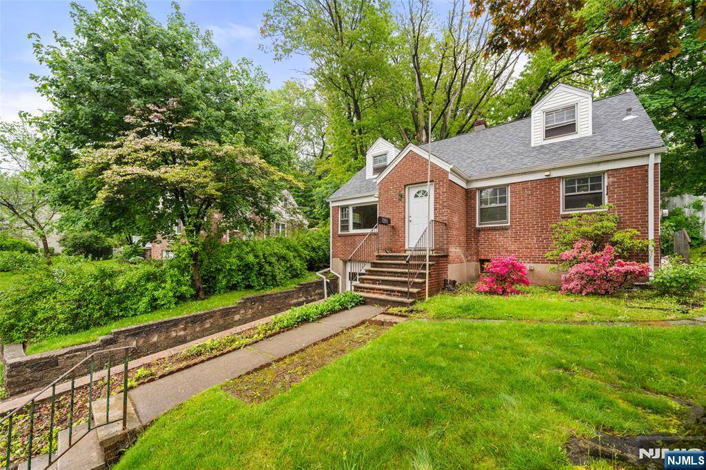 Leonia, NJ 07605,221 Warwick LN