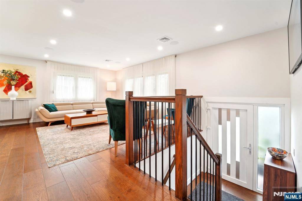 Leonia, NJ 07605,21 Ray AVE
