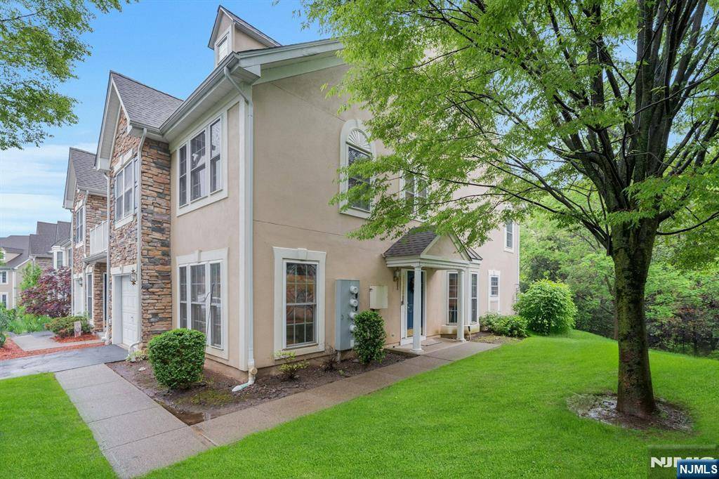 North Haledon, NJ 07508,28 Peach Tree LN