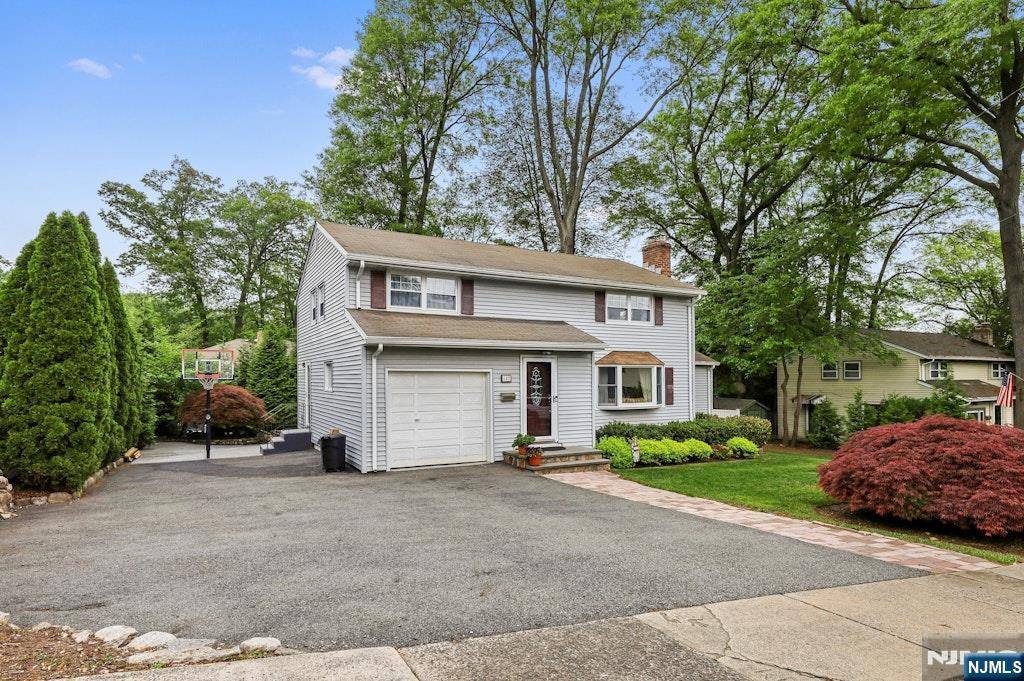 Waldwick, NJ 07463,147 Lincoln PL