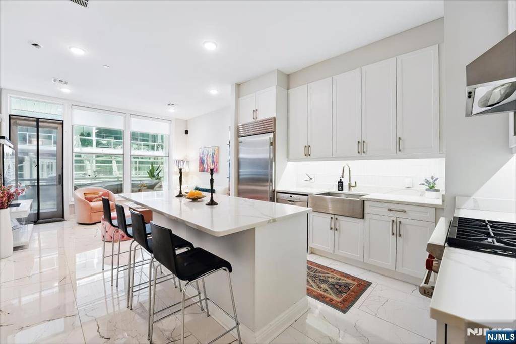 Edgewater, NJ 07020,3 Somerset LN #307