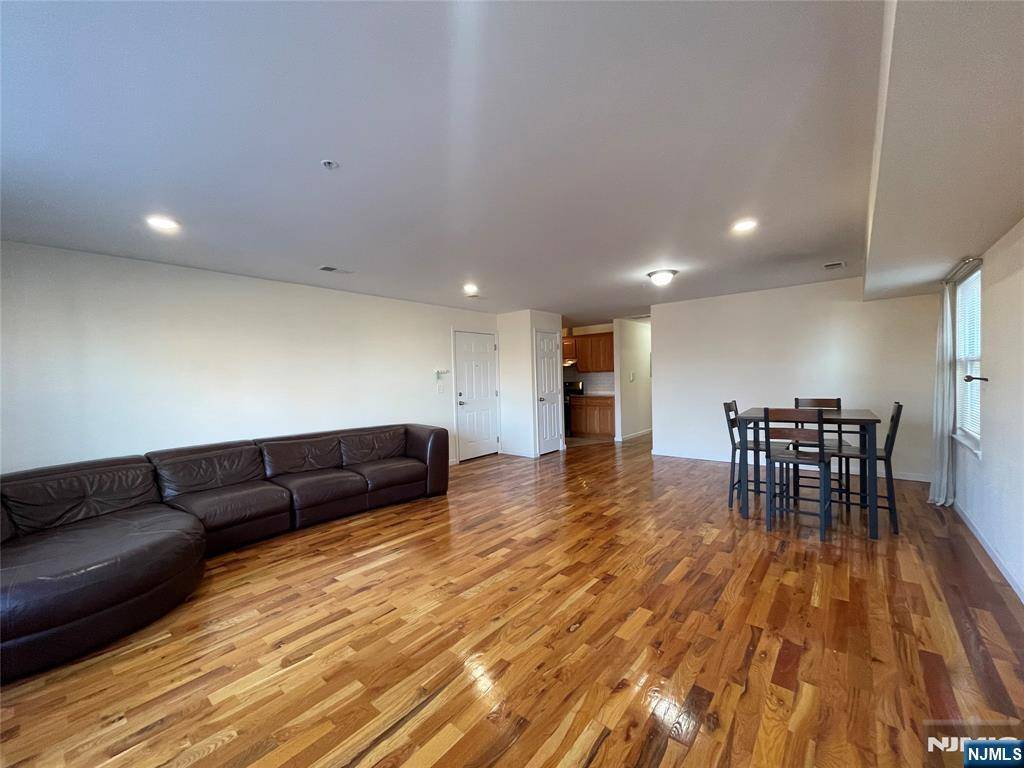 Newark, NJ 07103,283-285 Morris AVE