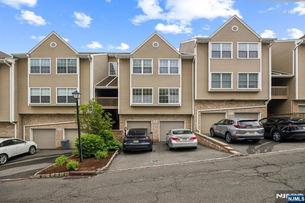Palisades Park, NJ 07650,520 Windsor