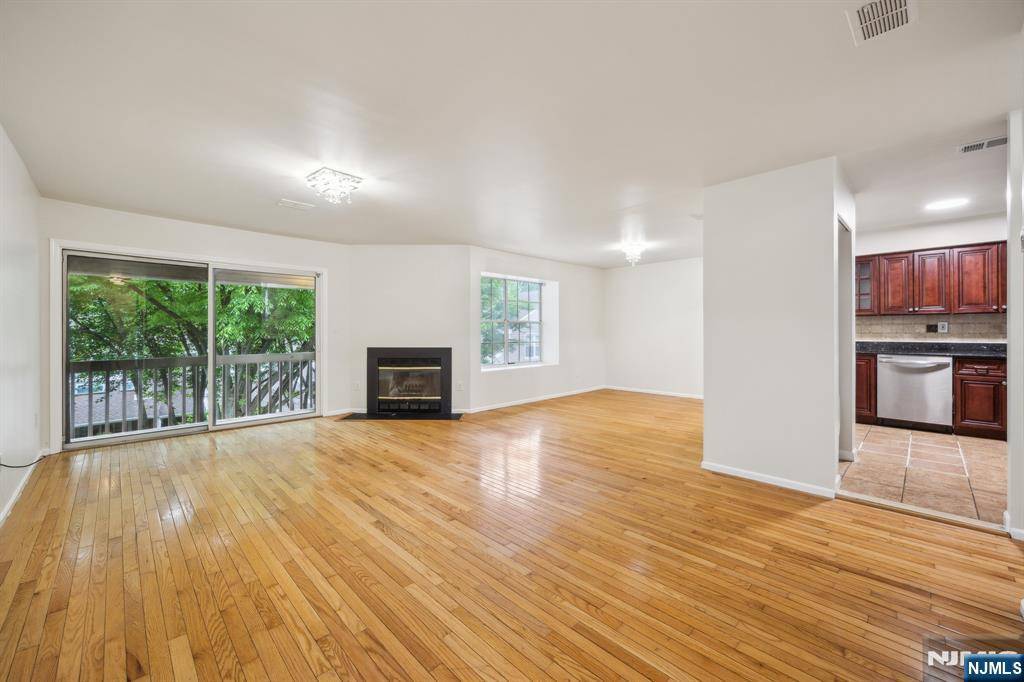 Palisades Park, NJ 07650,520 Windsor