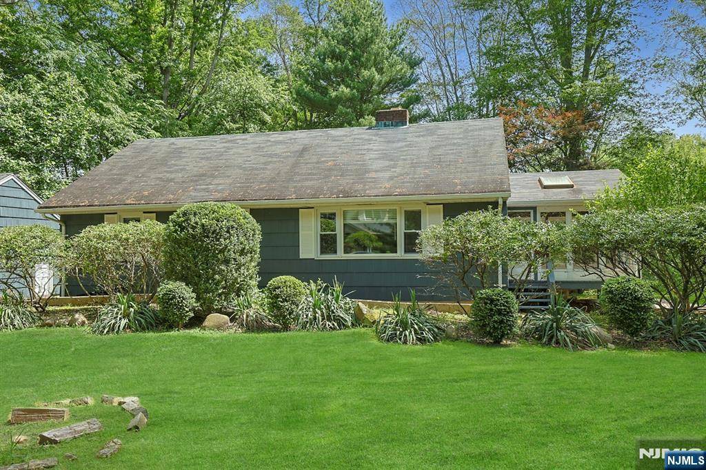 Old Tappan, NJ 07675,8 Autumn LN