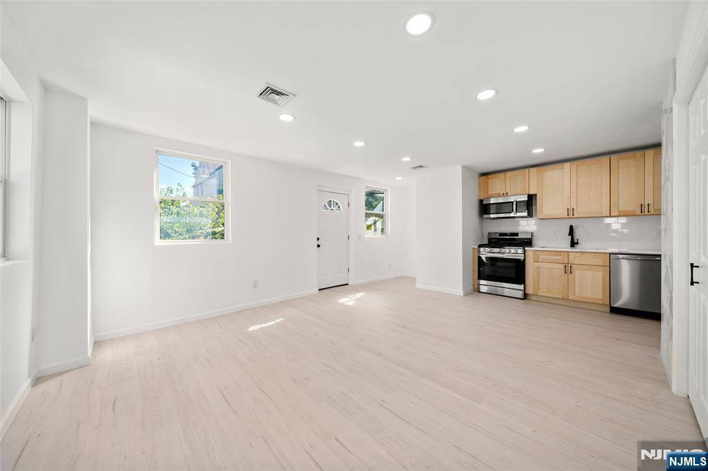 Palisades Park, NJ 07650,418 E Brinkerhoff