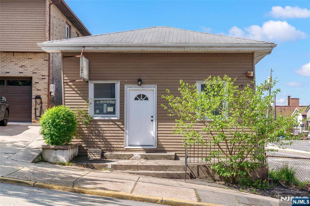 Palisades Park, NJ 07650,418 E Brinkerhoff