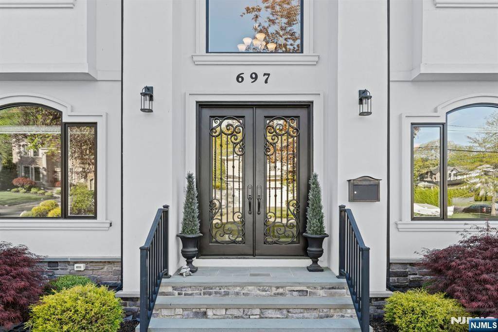 Paramus, NJ 07652,697 Terrace DR