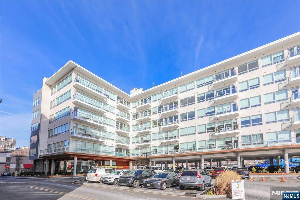 Edgewater, NJ 07020,15 Somerset LN #319