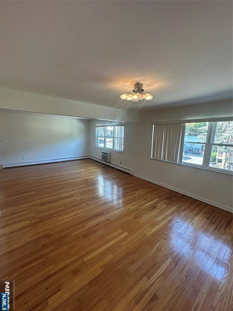 Edgewater, NJ 07020,5 Hooks LN
