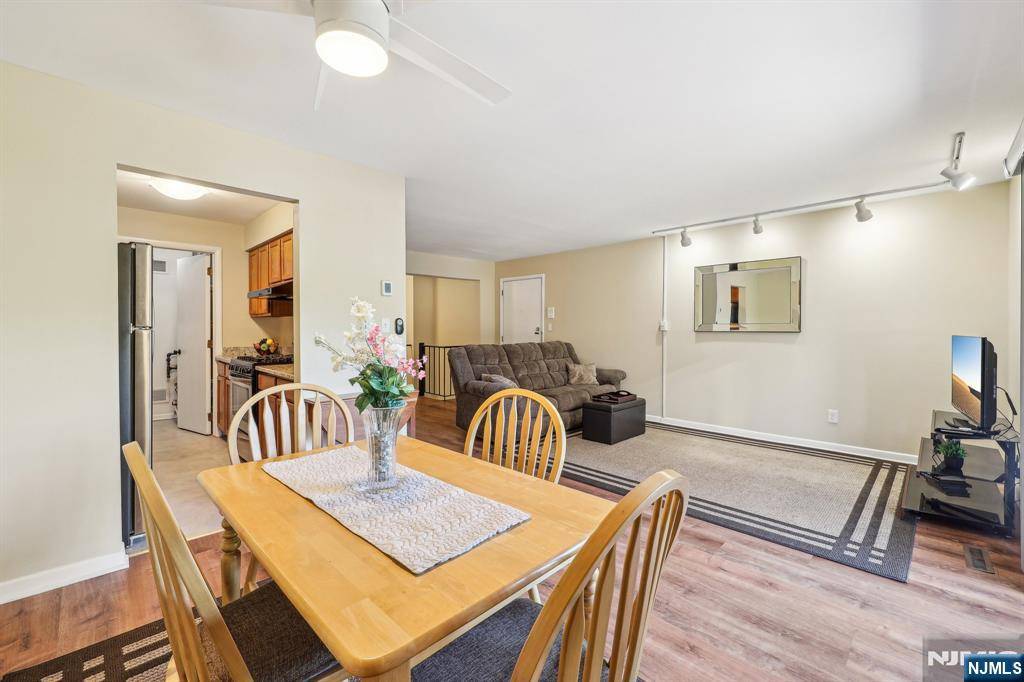 Lyndhurst, NJ 07071,825 Riverside #204