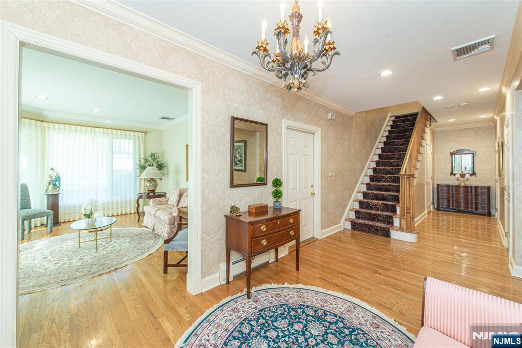 Wyckoff, NJ 07481,164 Brewster RD