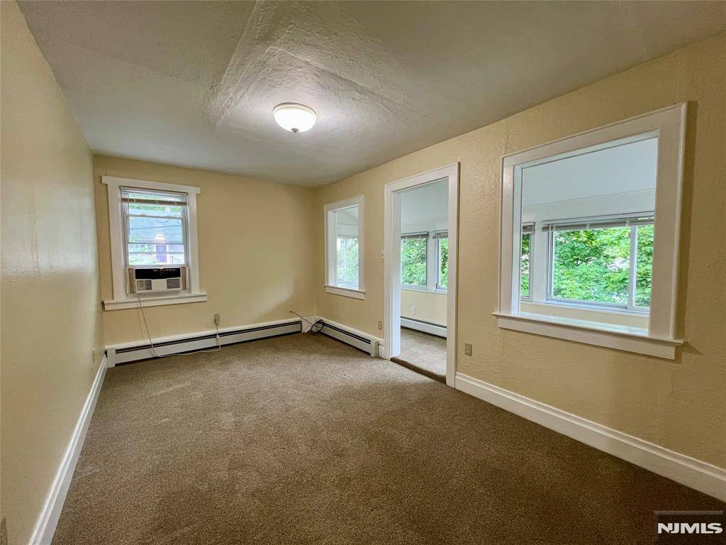 Wyckoff, NJ 07481,482 Louisa AVE