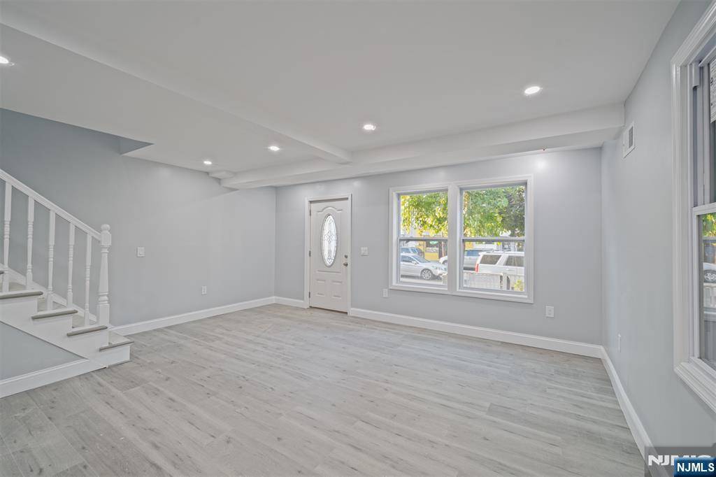 Passaic, NJ 07055,191 Harrison ST