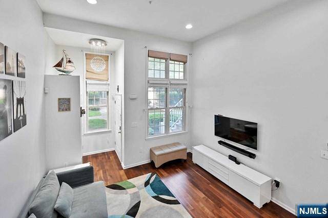 West New York, NJ 07093,375 Kingston CT