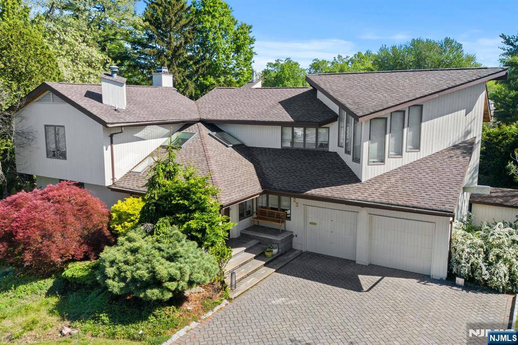 Closter, NJ 07624,22 Laurence CT