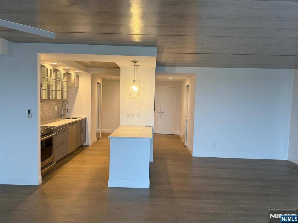 Edgewater, NJ 07020,1077 River RD #401N