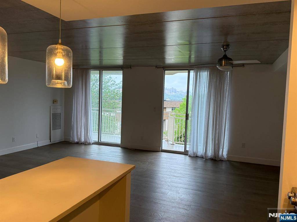 Edgewater, NJ 07020,1077 River RD #401N