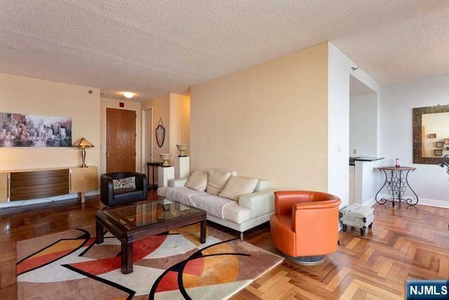Cliffside Park, NJ 07010,100 Carlyle DR #10L-S