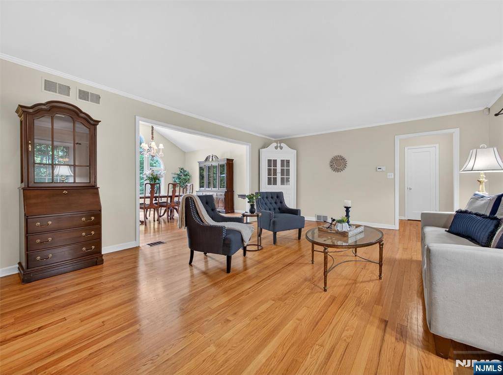 Wyckoff, NJ 07481,306 Cedar Hill AVE