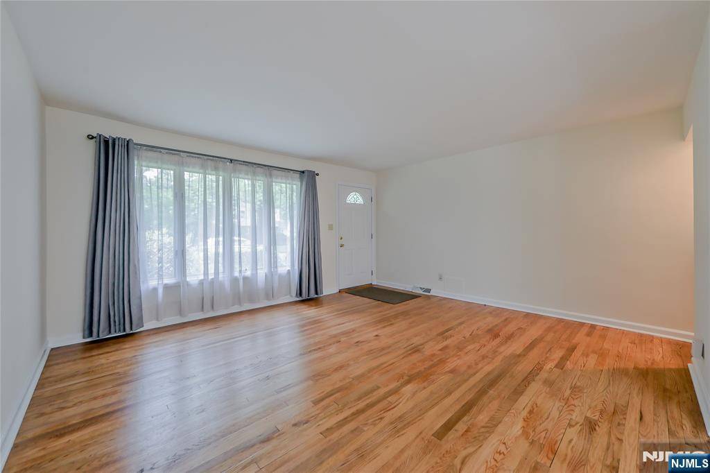 Ho-ho-kus, NJ 07423,38 Pitcairn AVE