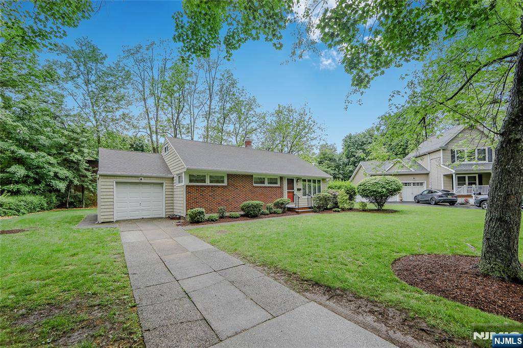 Ho-ho-kus, NJ 07423,38 Pitcairn AVE