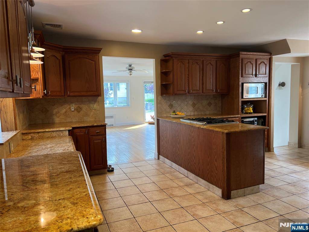 Teaneck, NJ 07666,21 Oakdene AVE