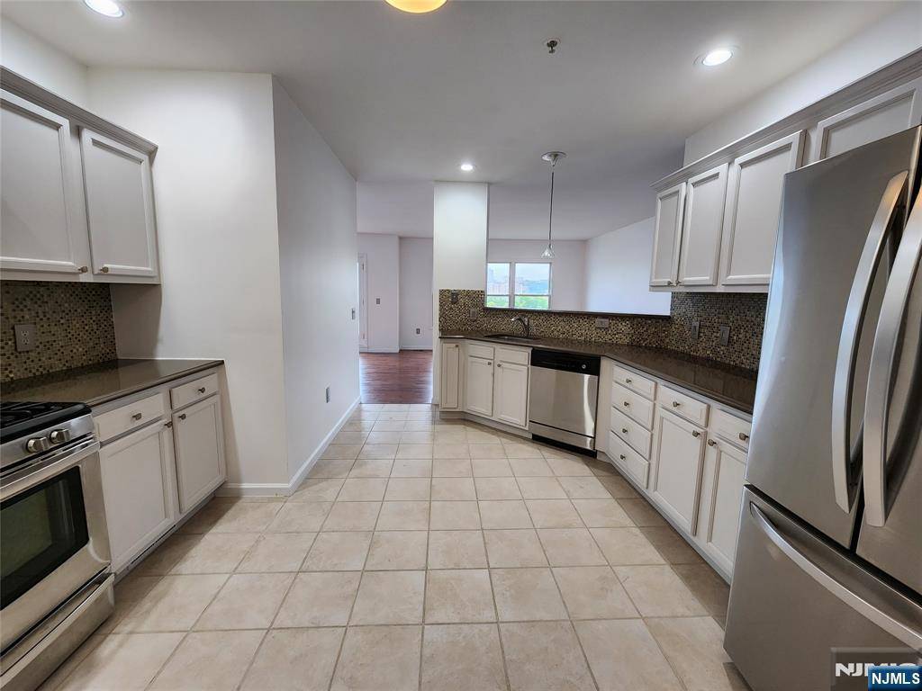 Edgewater, NJ 07020,326 The Promenade #326