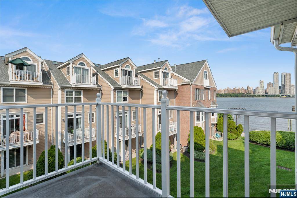 West New York, NJ 07093,449 Albany CT